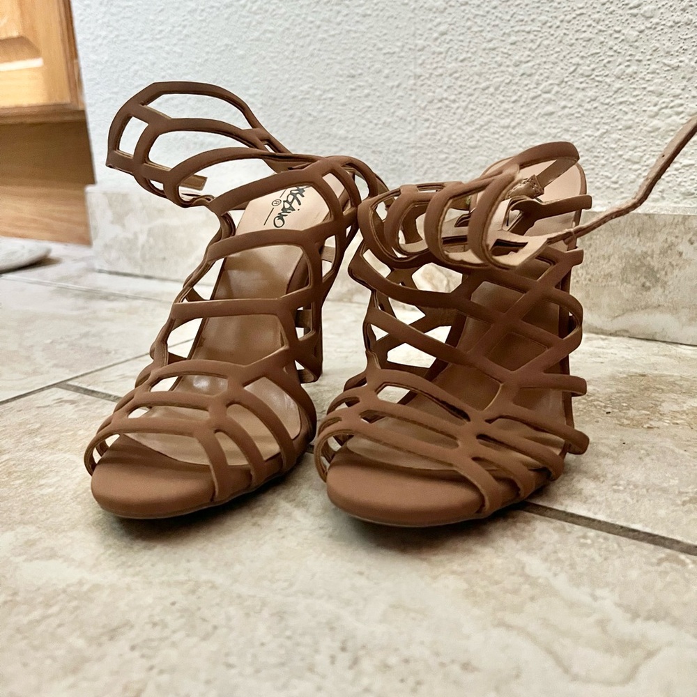 Chic Tan Leather Heeled Shoes